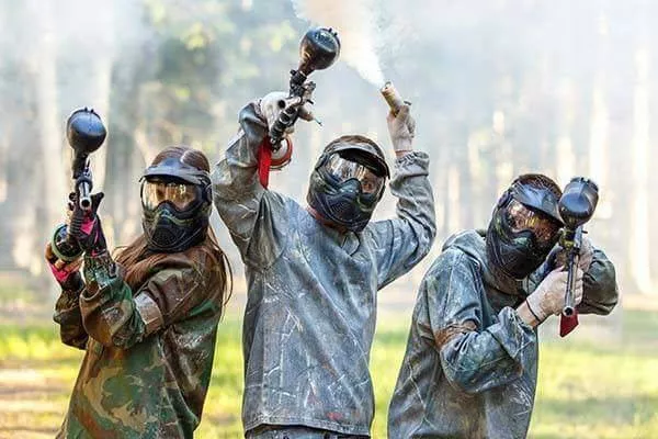 Osoby grające w paintball